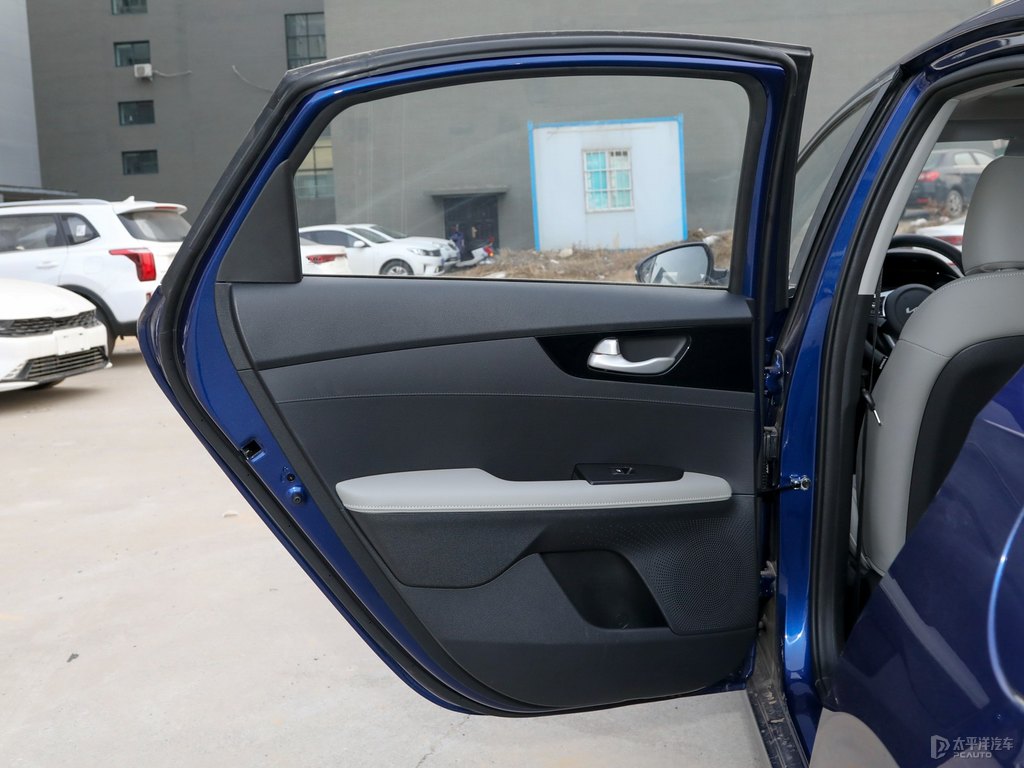 鉆海藍(lán)起亞K3車廂內(nèi)飾圖片