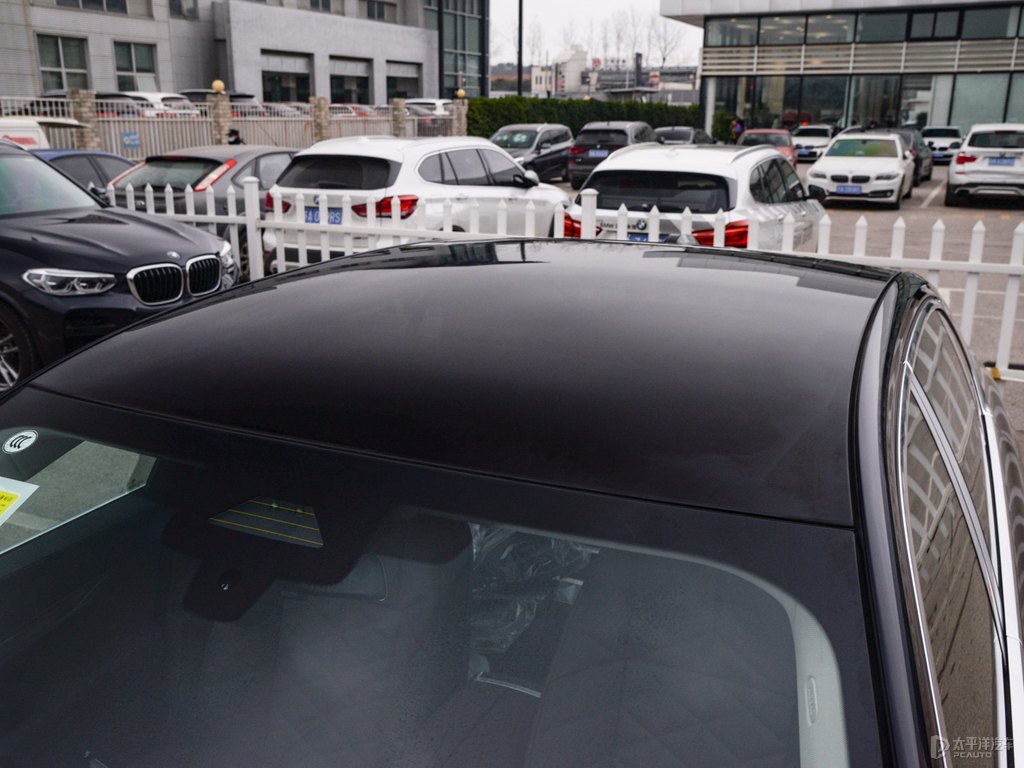 碳黑色寶馬7系車身外觀圖片