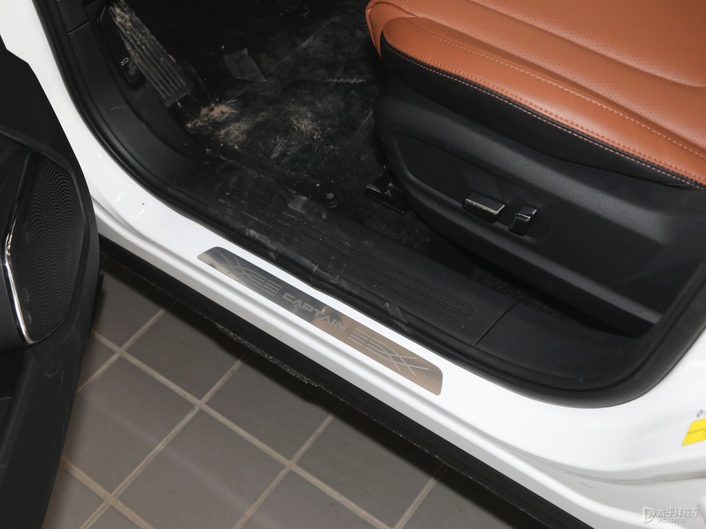 珠光白奔騰T99車廂內飾圖片
