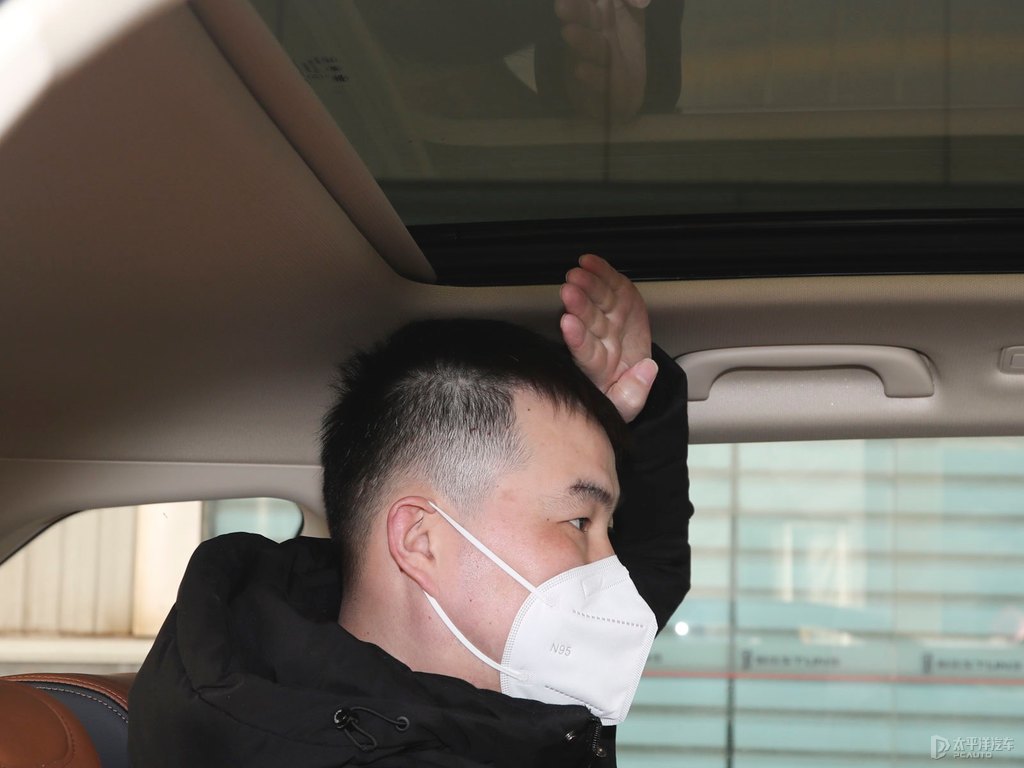 珠光白奔騰T99駕乘空間空間圖片