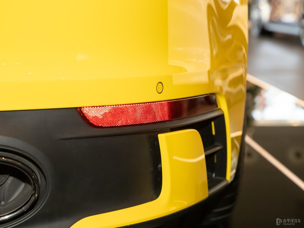競(jìng)速黃保時(shí)捷911車尾外觀圖片