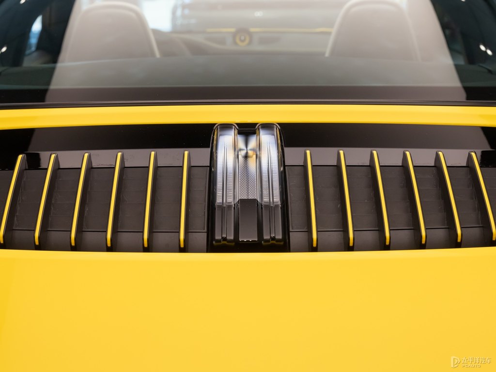 競速黃保時(shí)捷911車尾外觀圖片