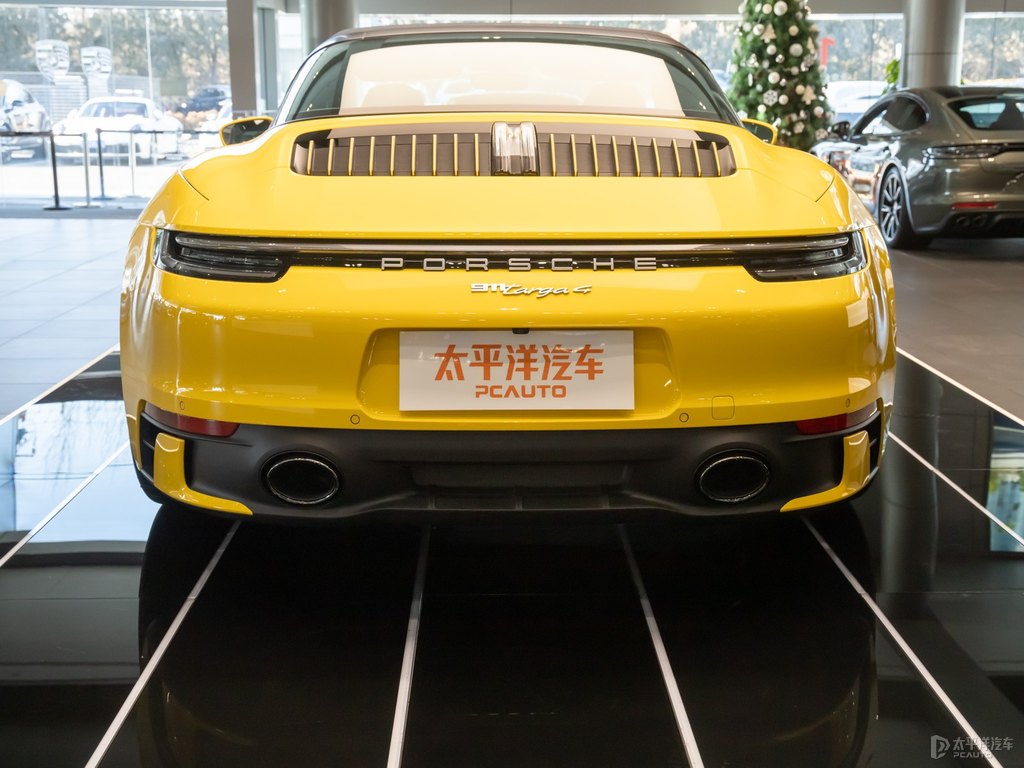 競速黃保時捷911車尾外觀圖片