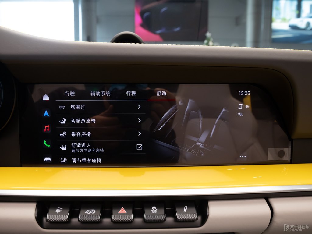 競(jìng)速黃保時(shí)捷911中控內(nèi)飾圖片