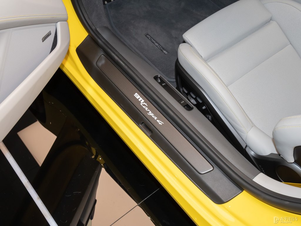 競速黃保時捷911車廂內(nèi)飾圖片