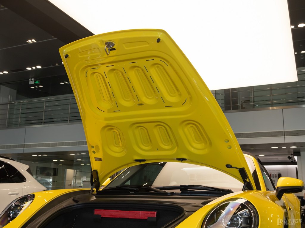 競速黃保時捷911后備廂空間圖片