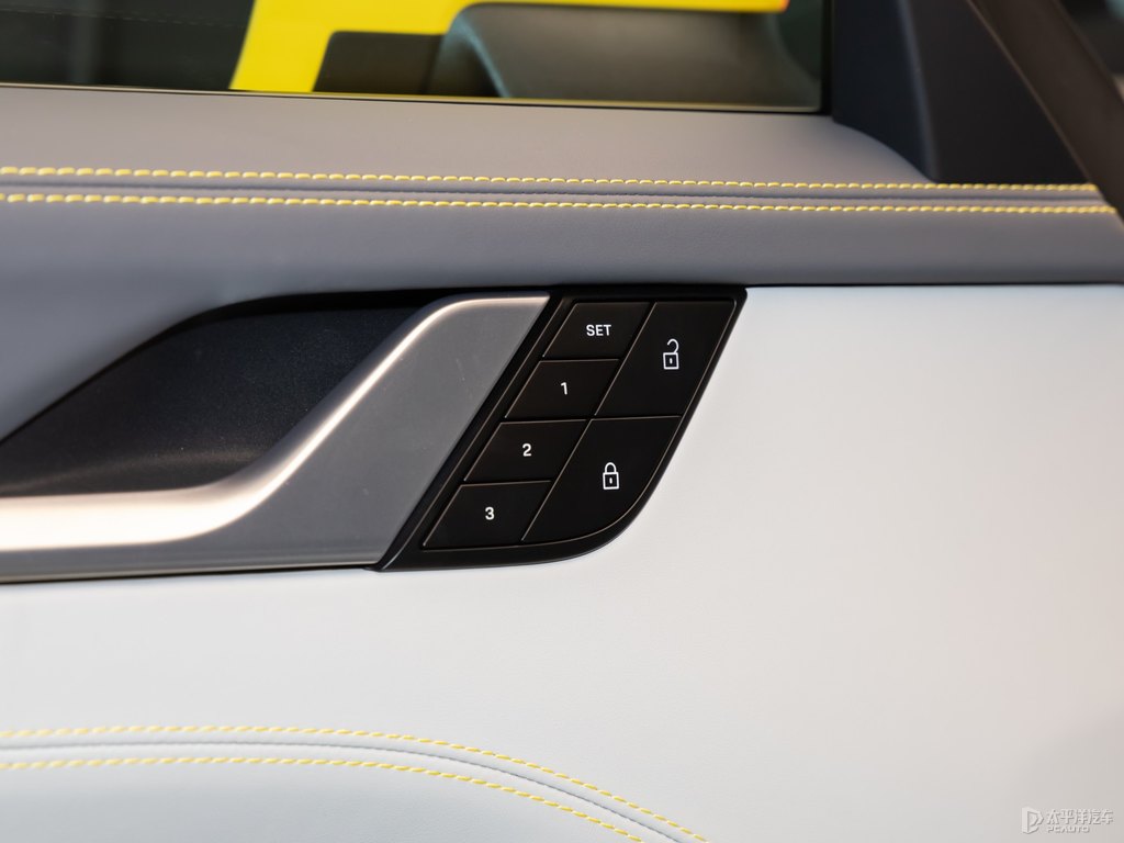 競速黃保時(shí)捷911車廂內(nèi)飾圖片