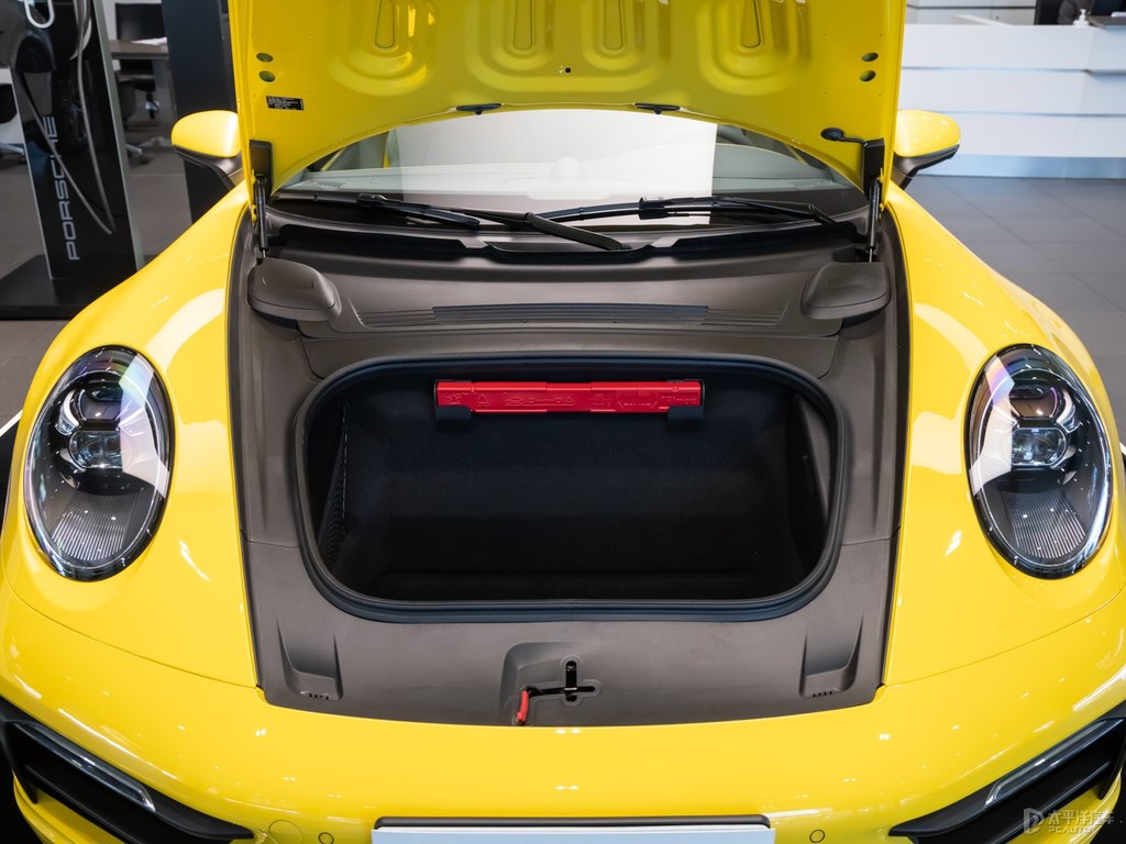 競速黃保時(shí)捷911后備廂空間圖片