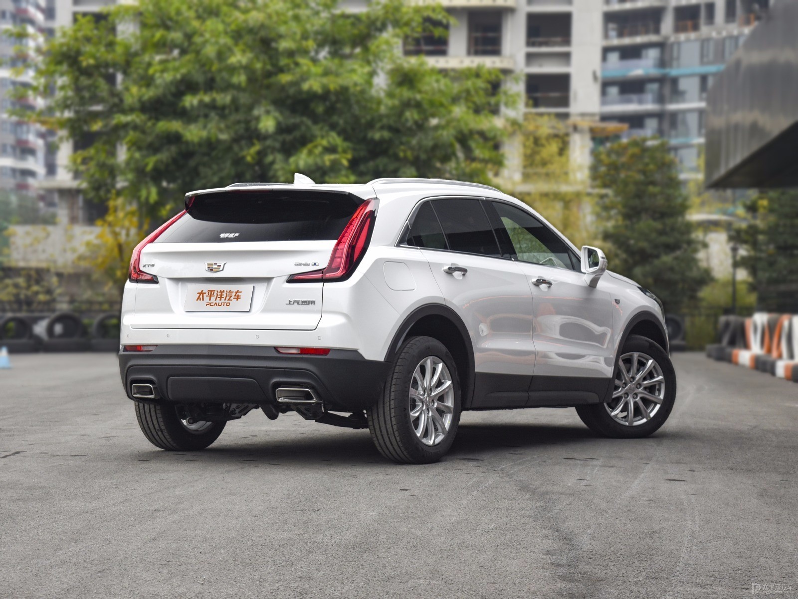 阿拉斯加白凱迪拉克XT4整車外觀外觀圖片