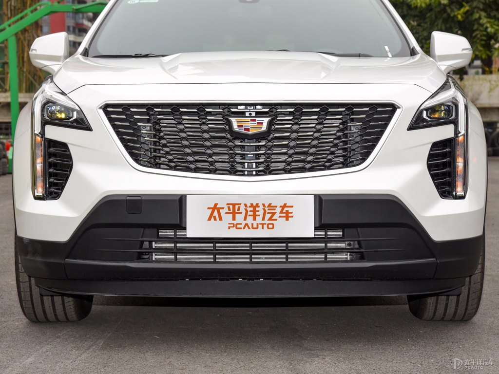 阿拉斯加白凱迪拉克XT4車頭外觀圖片