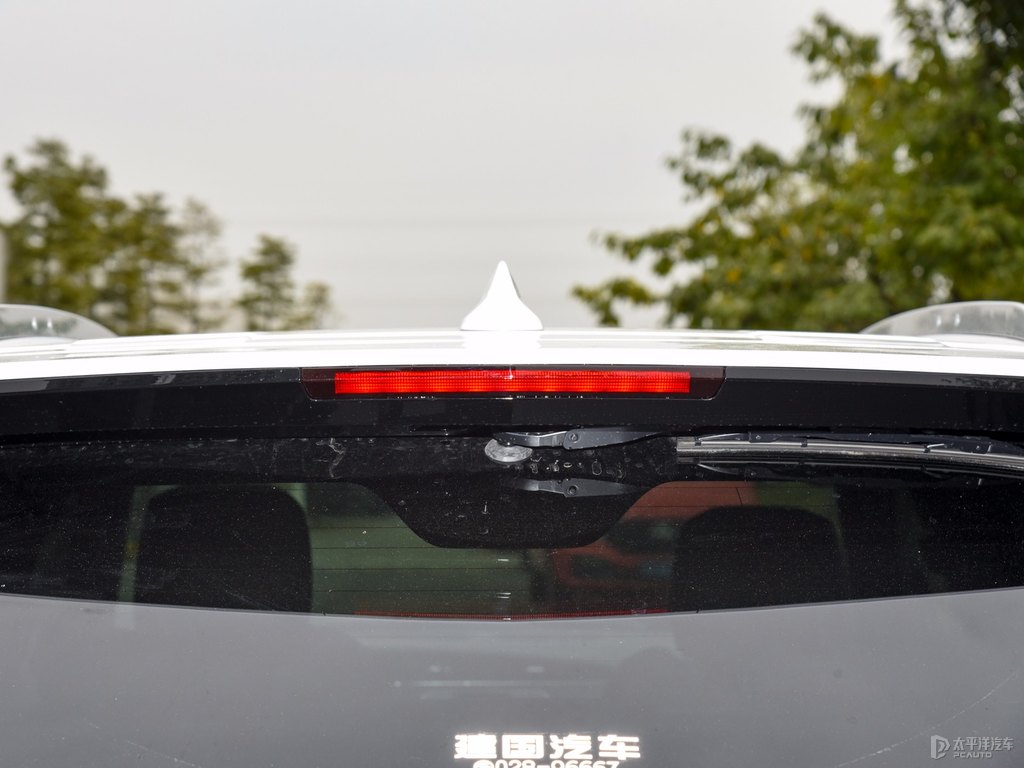 阿拉斯加白凱迪拉克XT4車尾外觀圖片