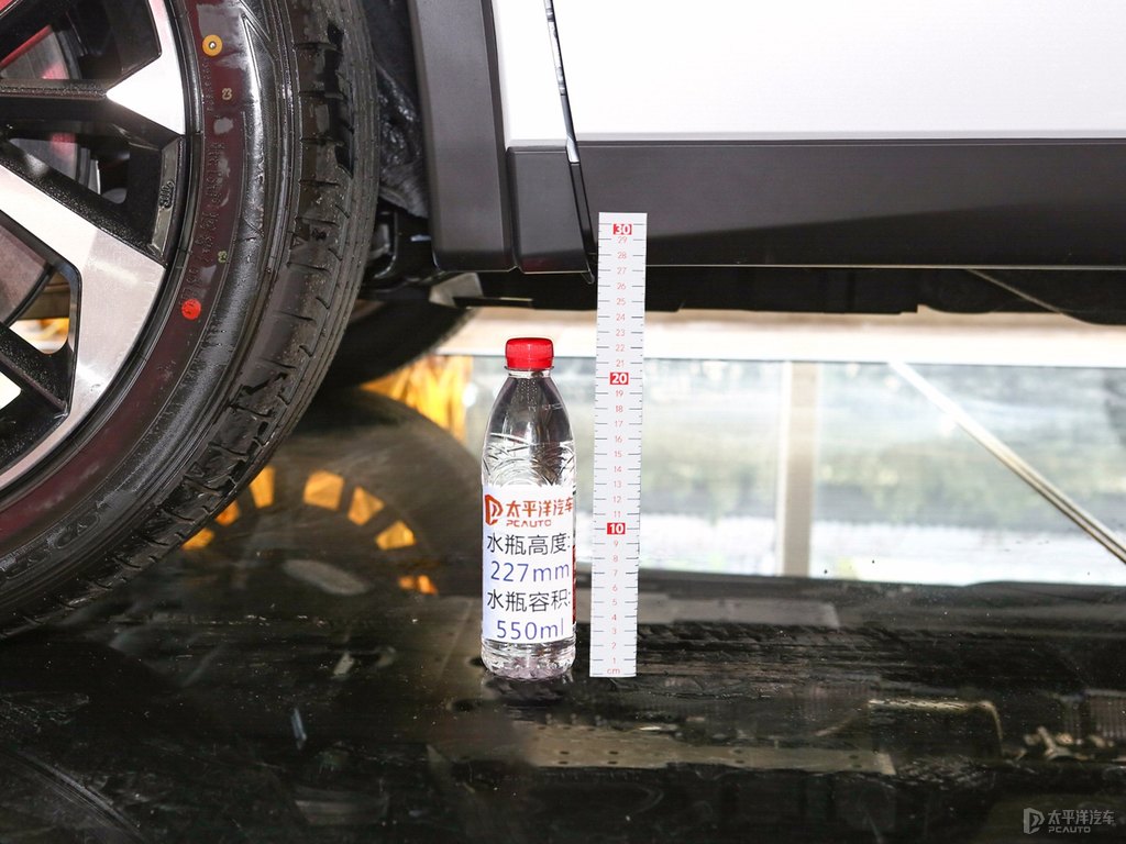 鈦金灰LA FESTA菲斯塔車(chē)身外觀圖片