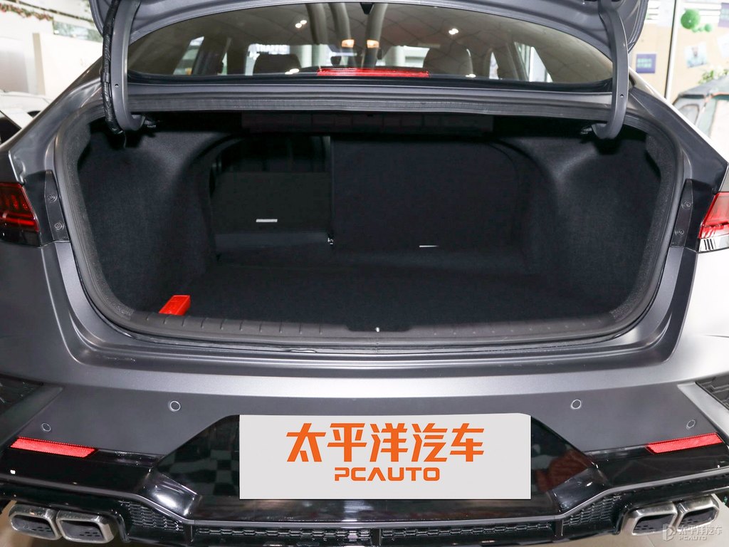 鈦金灰LA FESTA菲斯塔后備廂空間圖片