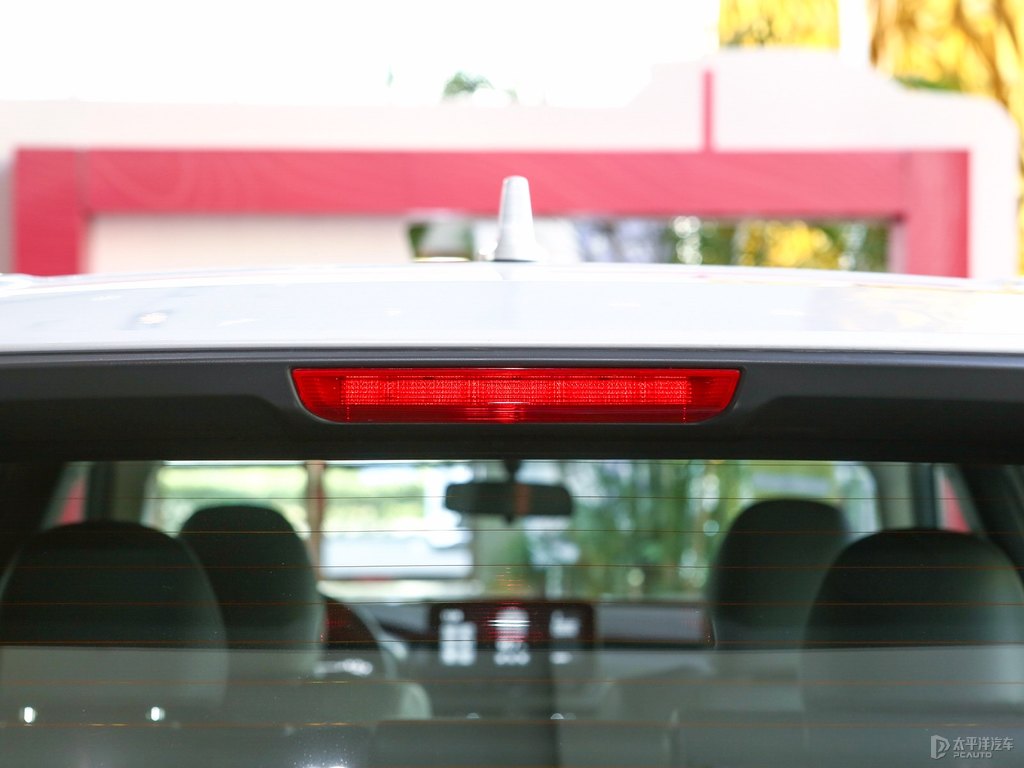 星鉆白歐藍德車尾外觀圖片
