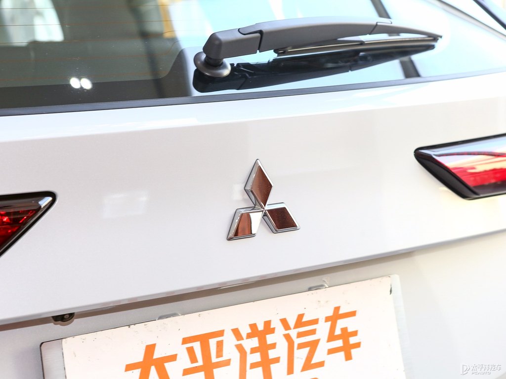 星鉆白歐藍德車尾外觀圖片