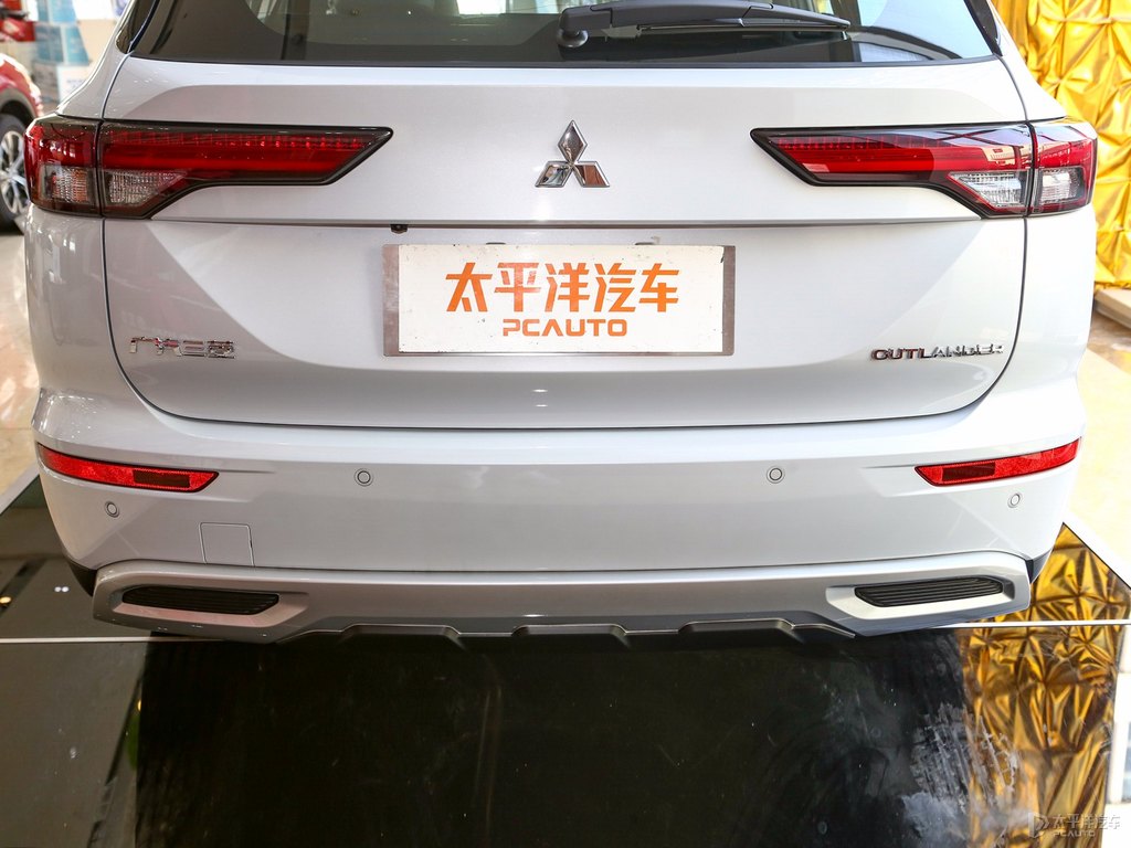 星鉆白歐藍(lán)德車尾外觀圖片