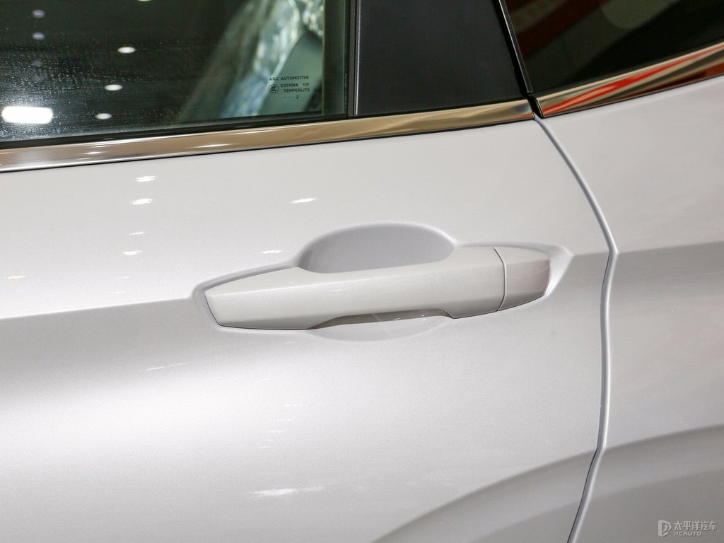 星鉆白歐藍(lán)德車身外觀圖片