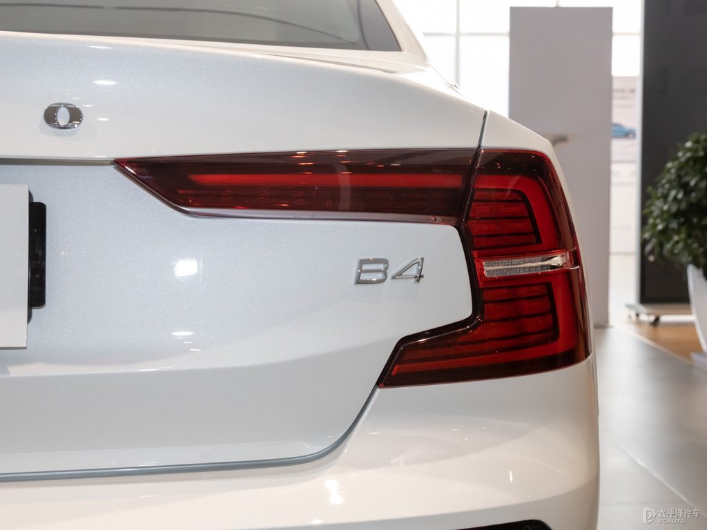 水晶白沃爾沃S60車尾外觀圖片