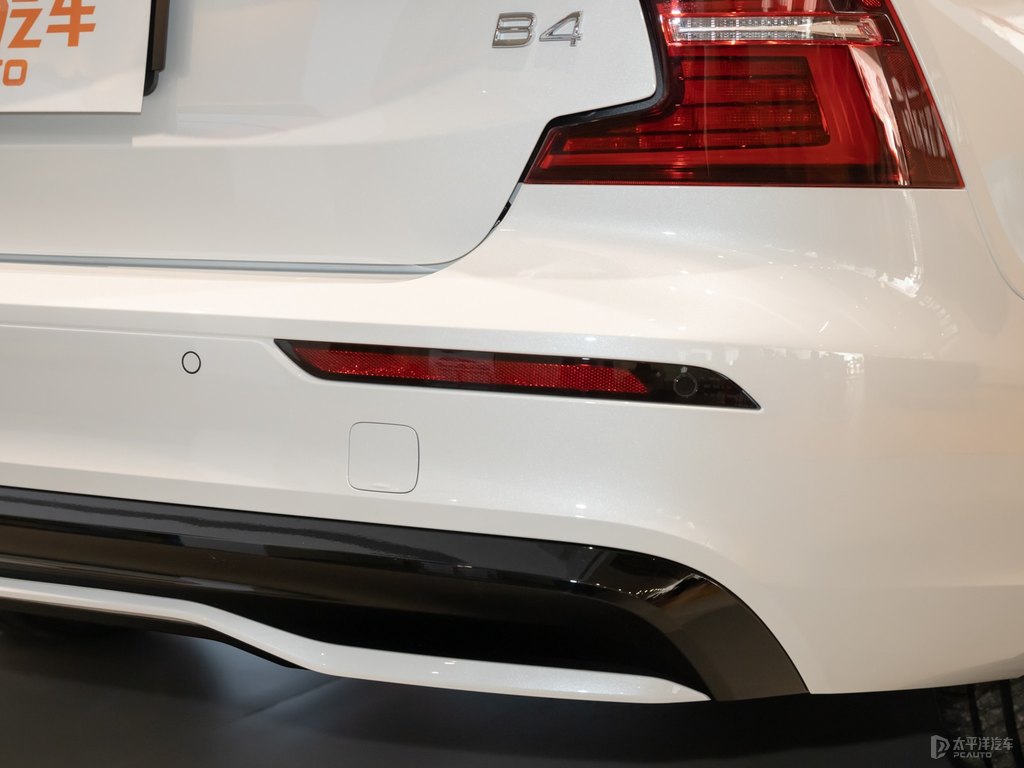 水晶白沃爾沃S60車尾外觀圖片