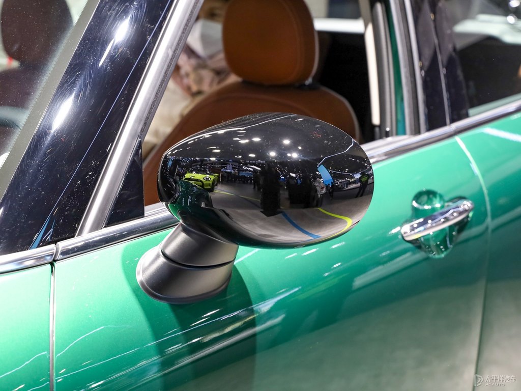 黑色+英倫綠MINI CLUBMAN車身外觀圖片