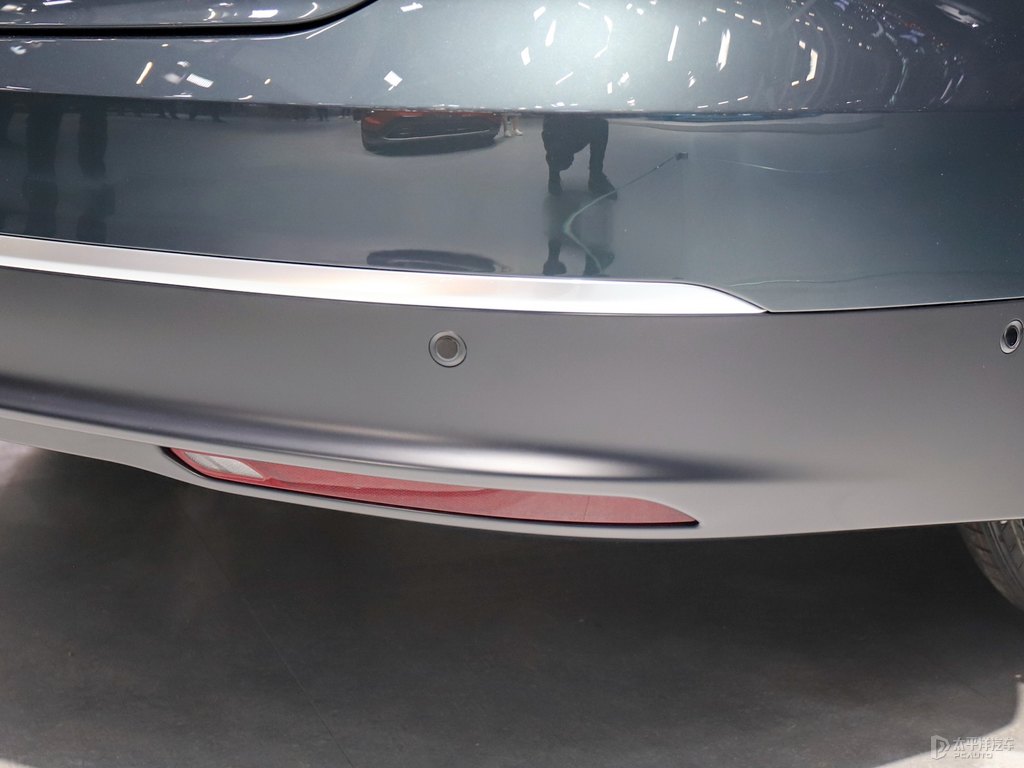 星灰蔚來(lái)ES8車(chē)尾外觀圖片
