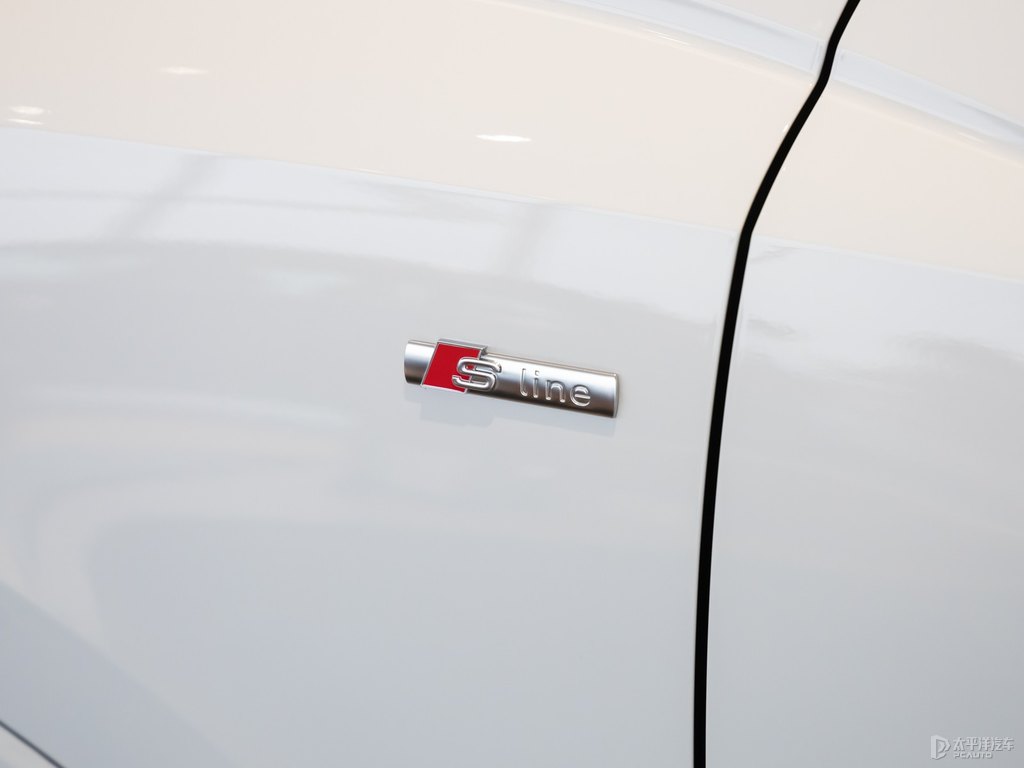 冰川白奧迪Q3 Sportback車(chē)身外觀圖片