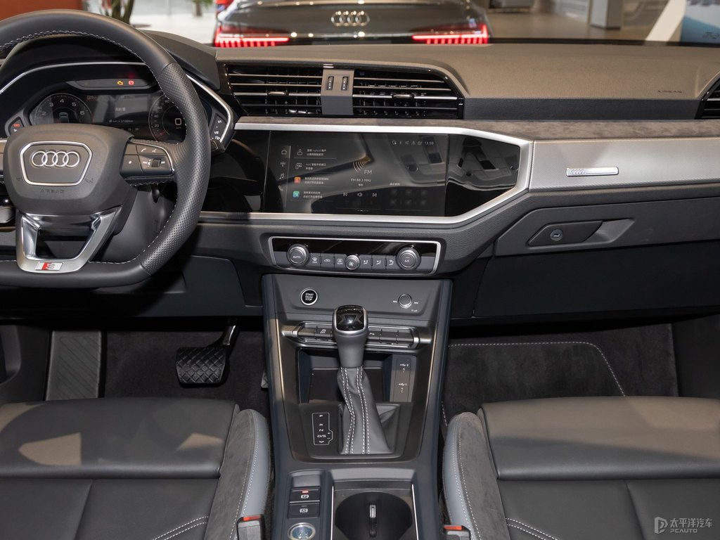 冰川白奧迪Q3 Sportback中控內(nèi)飾圖片