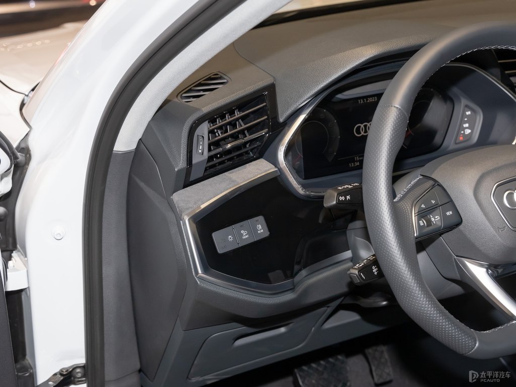 冰川白奧迪Q3 Sportback中控內(nèi)飾圖片