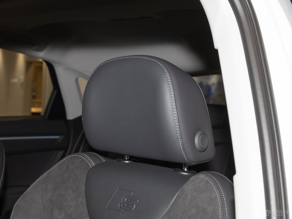 冰川白奧迪Q3 Sportback座椅內(nèi)飾圖片