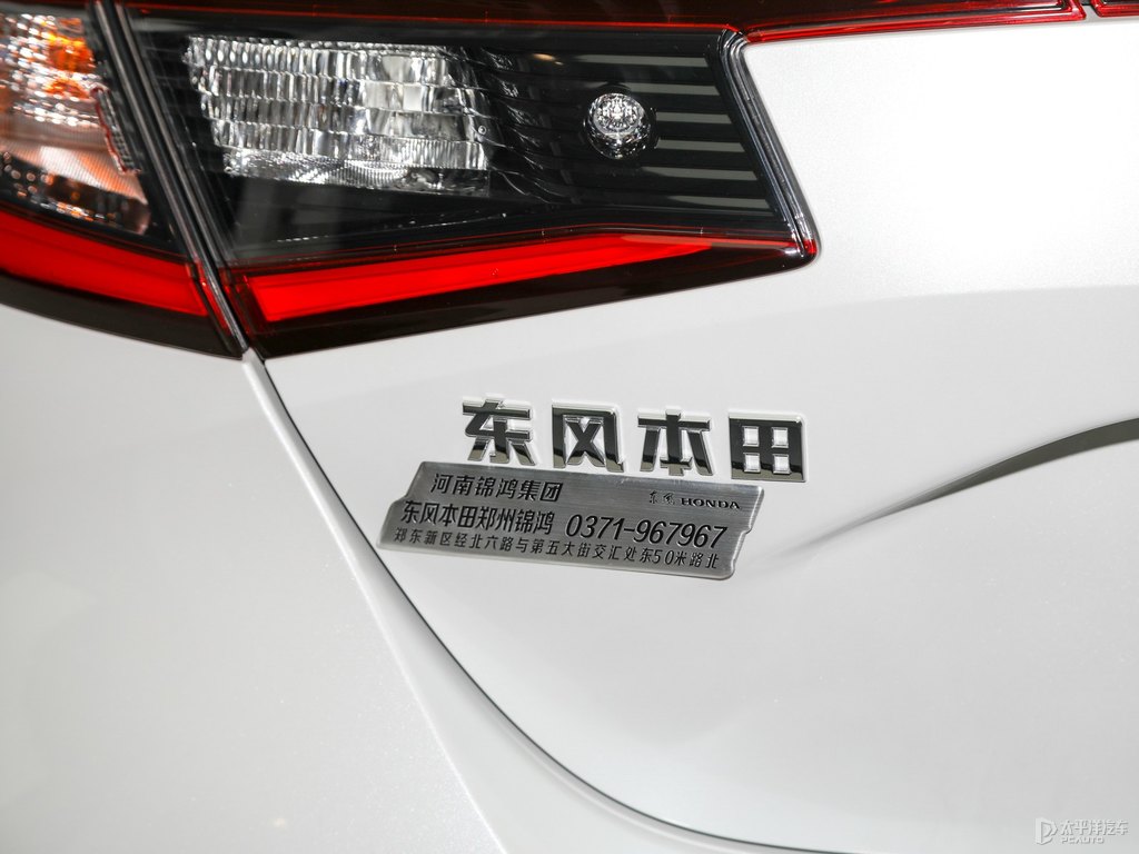 晶耀白思域車尾外觀圖片