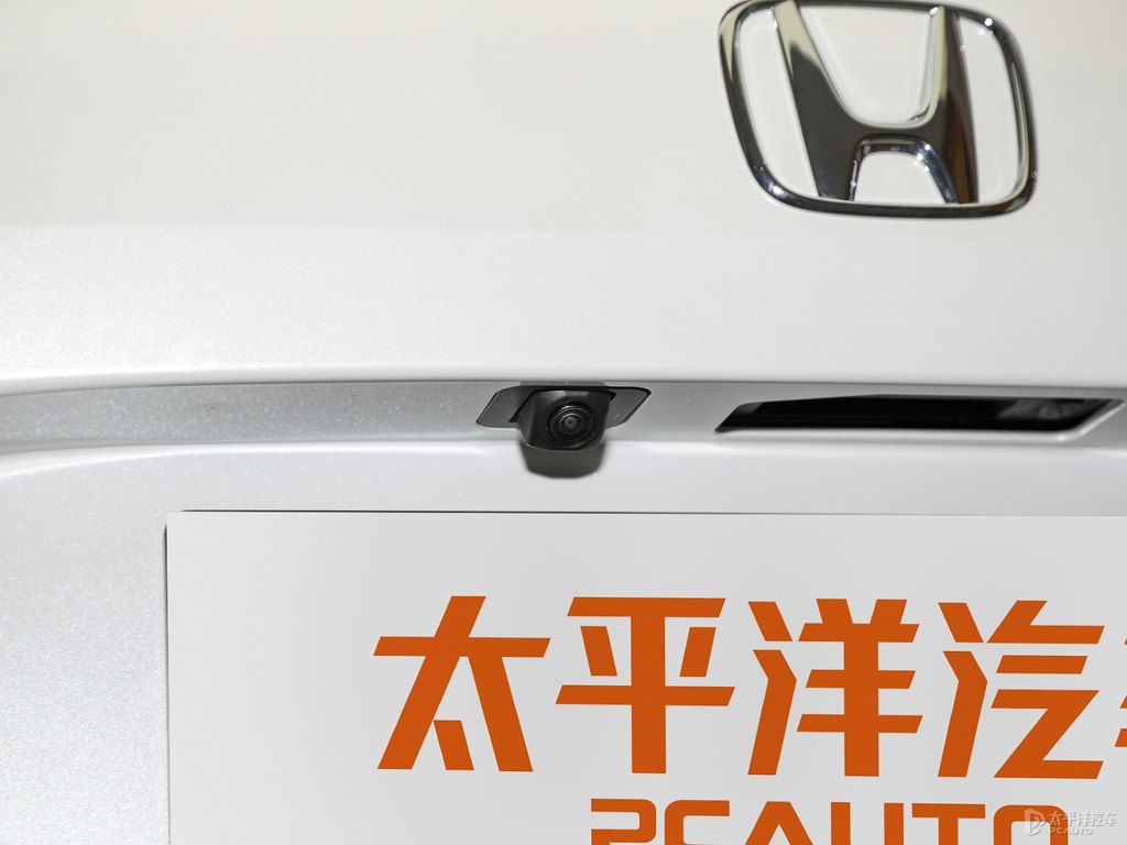 晶耀白思域車尾外觀圖片