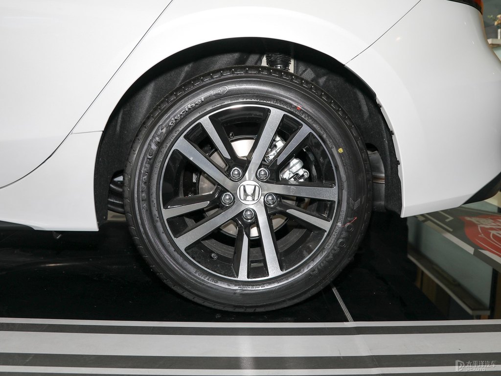 晶耀白思域車身外觀圖片