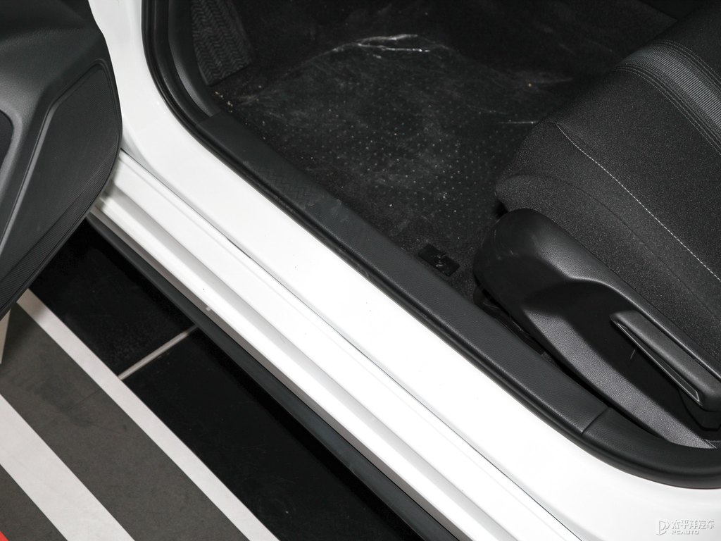 晶耀白思域車廂內(nèi)飾圖片
