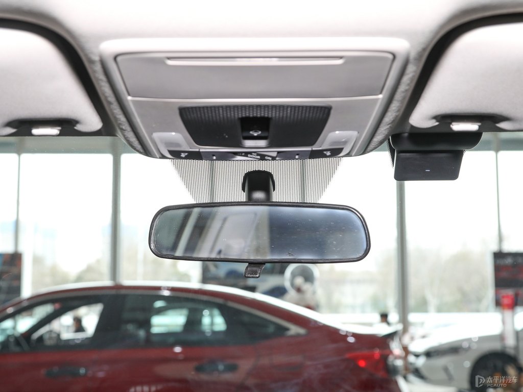 晶耀白思域車廂內(nèi)飾圖片