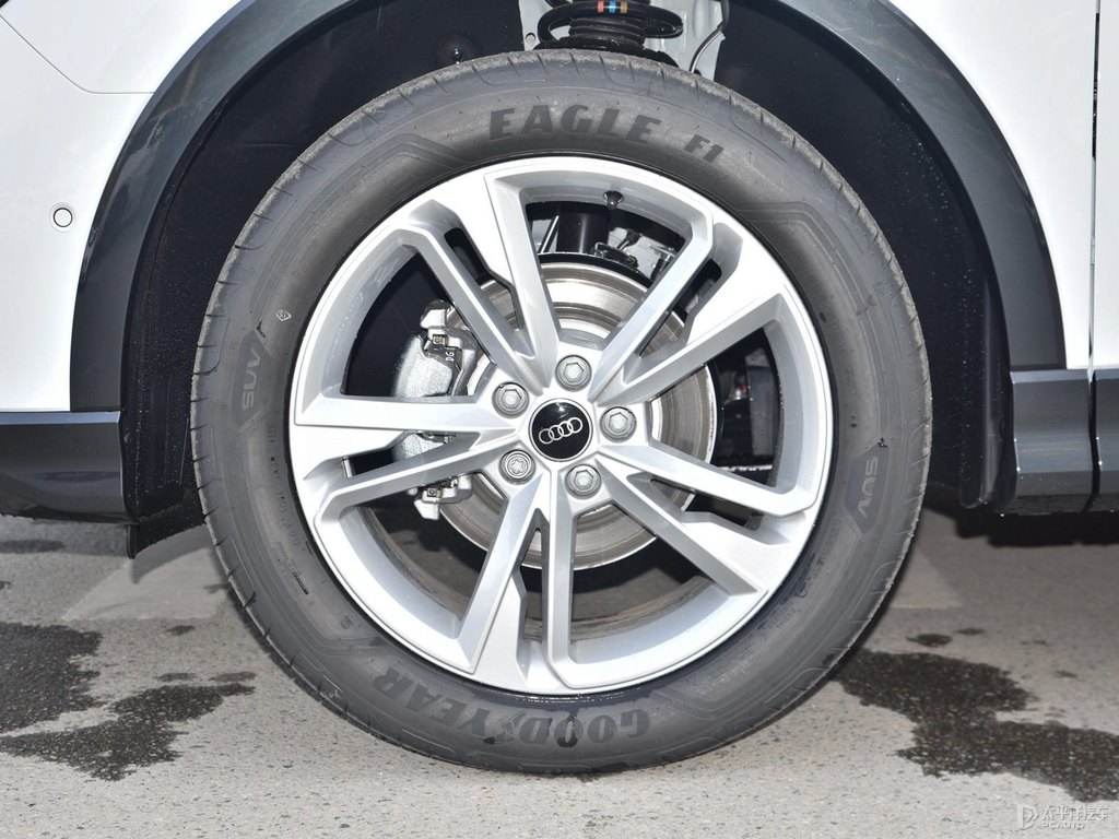 冰川白奧迪Q3車身外觀圖片