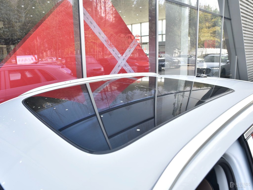 冰川白奧迪Q3車身外觀圖片