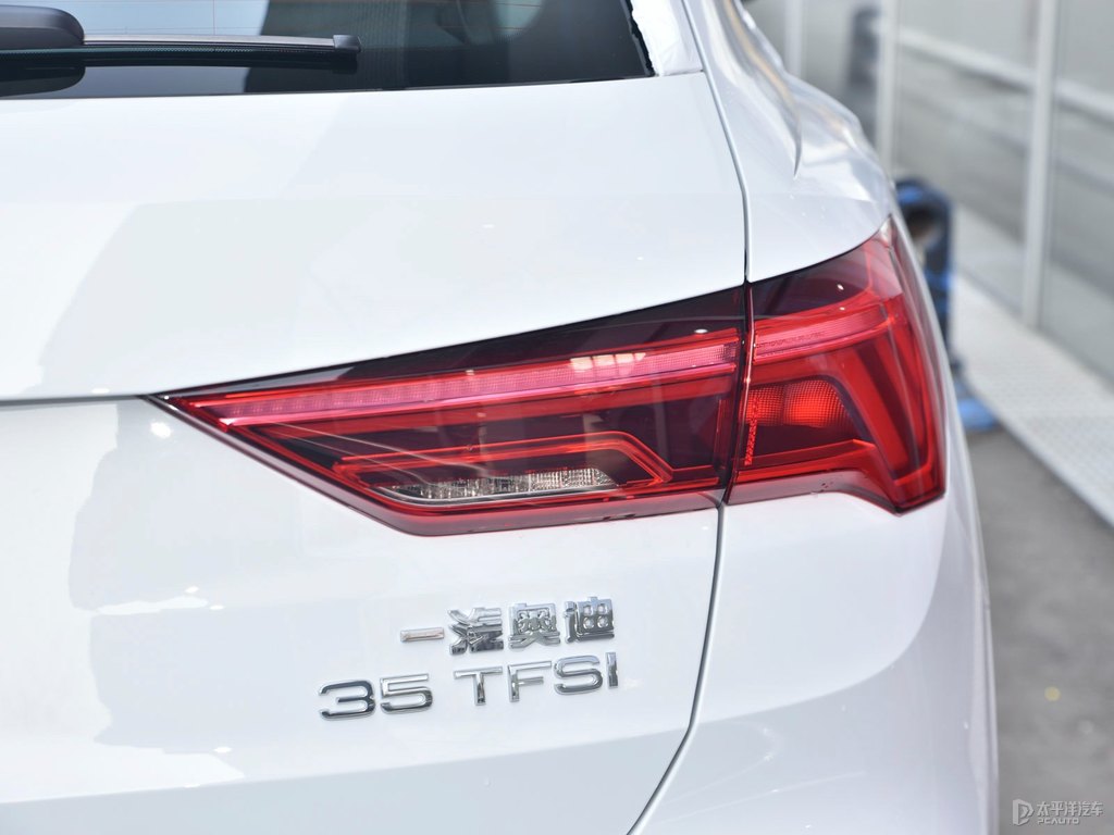 冰川白奧迪Q3車尾外觀圖片