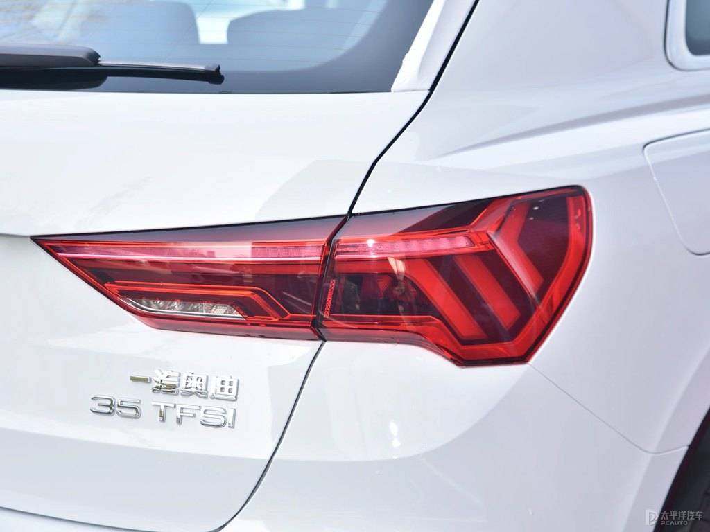 冰川白奧迪Q3車尾外觀圖片