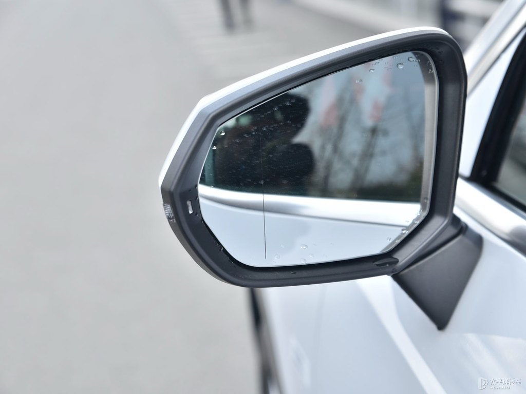 冰川白奧迪Q3車(chē)身外觀圖片