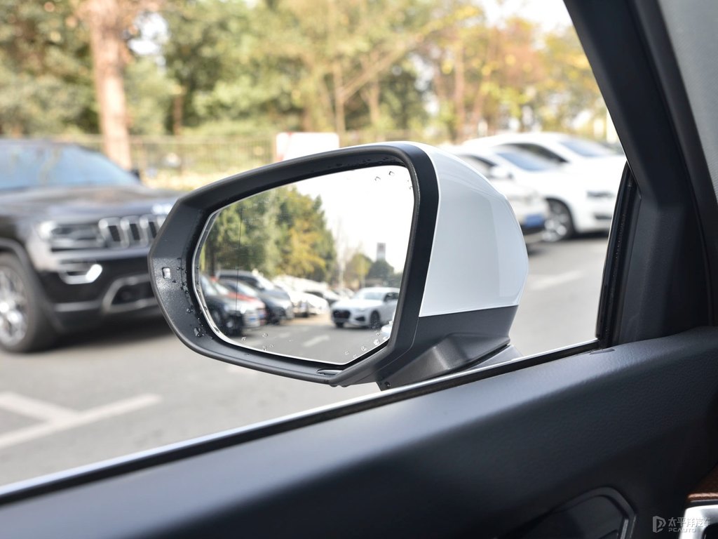 冰川白奧迪Q3車身外觀圖片