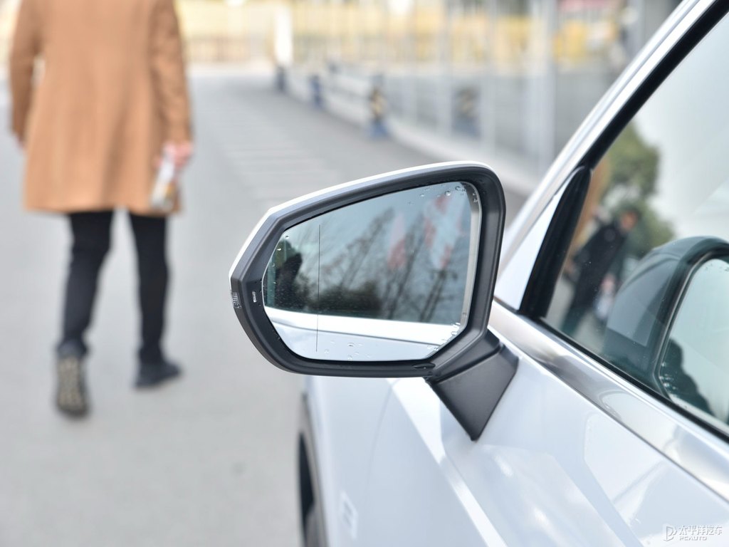 冰川白奧迪Q3車身外觀圖片