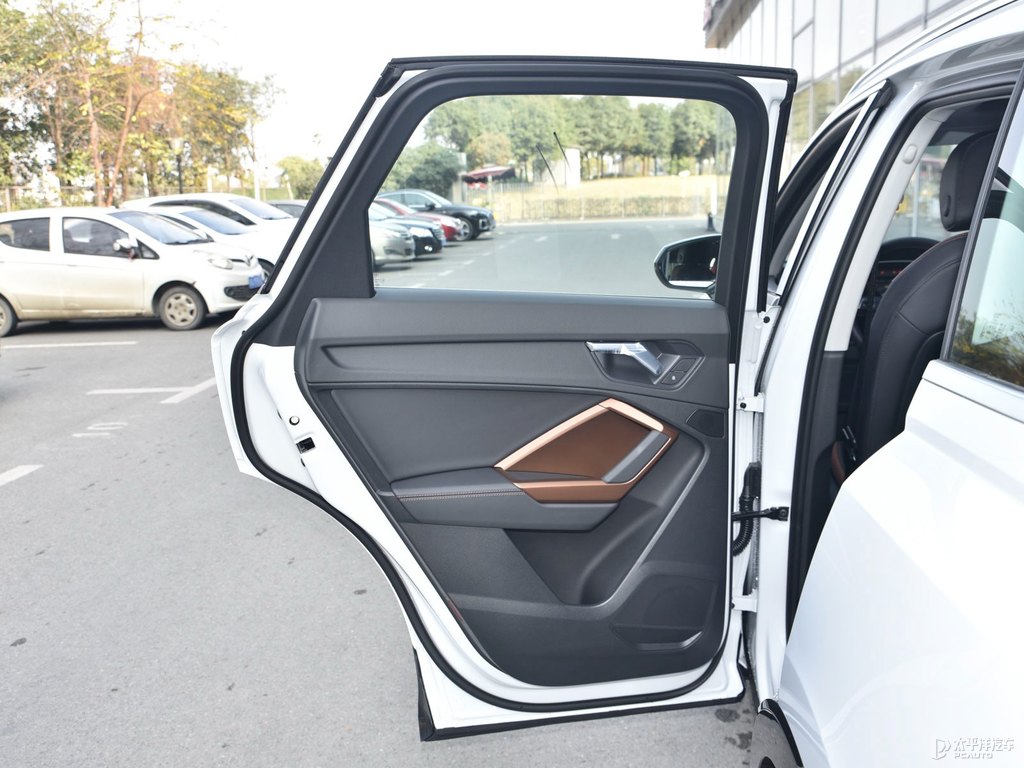 冰川白奧迪Q3車(chē)廂內(nèi)飾圖片