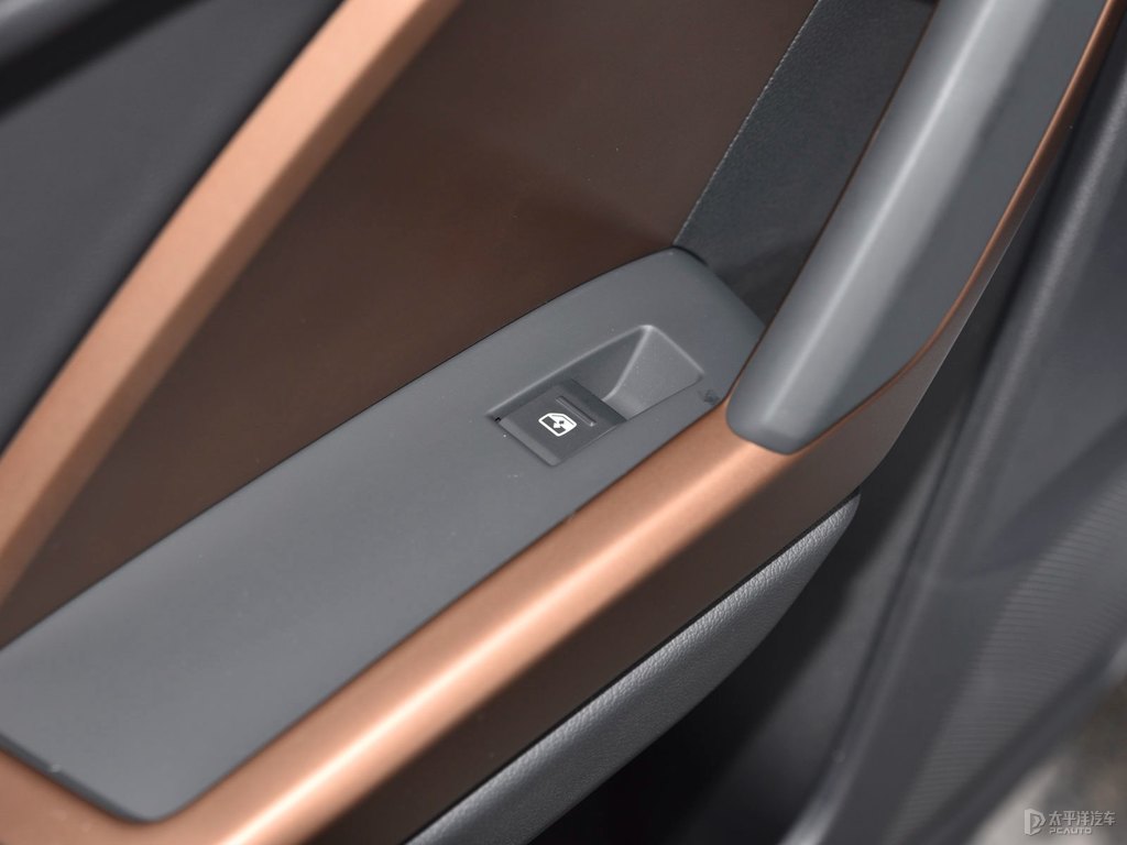 冰川白奧迪Q3車廂內(nèi)飾圖片