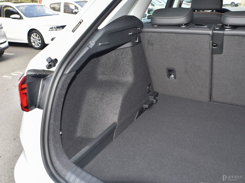 冰川白奧迪Q3后備廂空間圖片