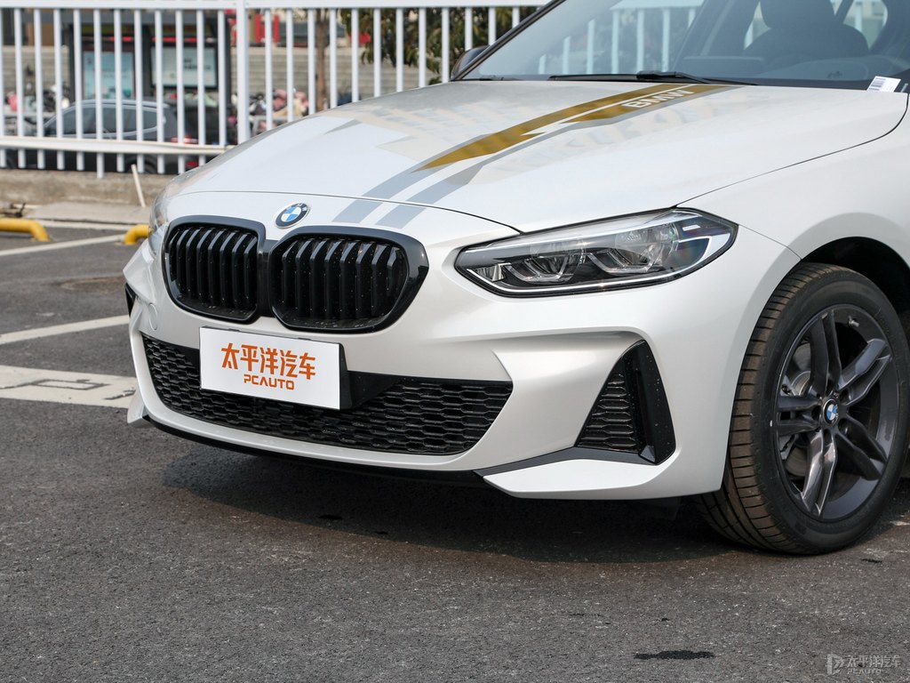 礦石白寶馬1系車頭外觀圖片