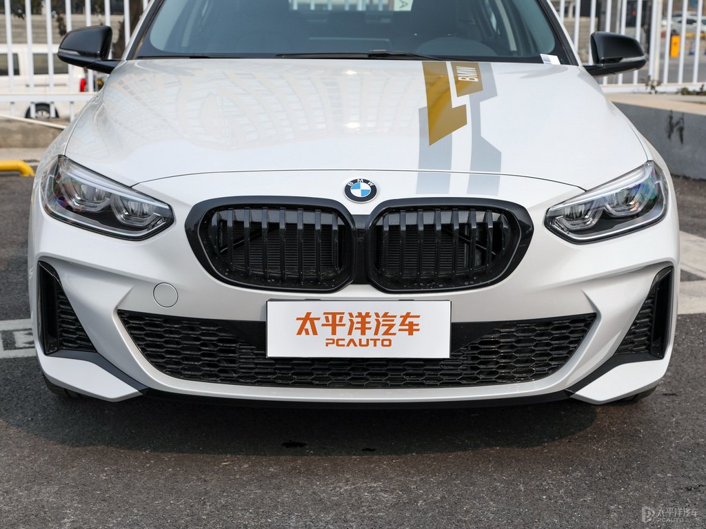 礦石白寶馬1系車(chē)頭外觀(guān)圖片