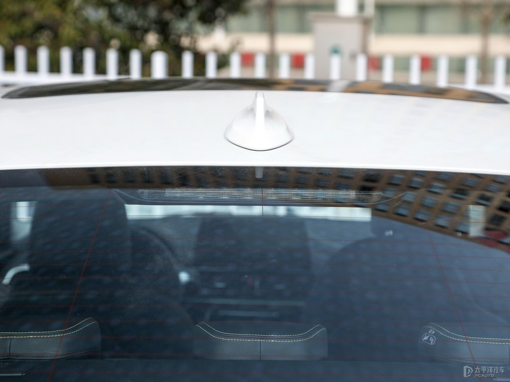礦石白寶馬1系車尾外觀圖片