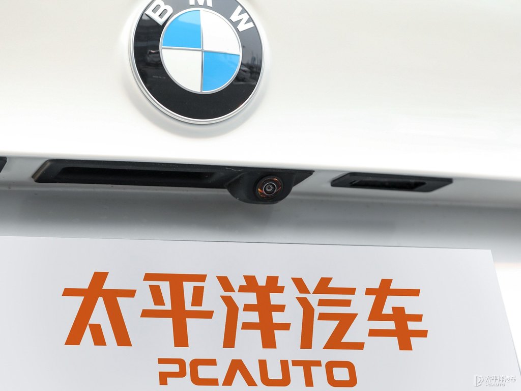 礦石白寶馬1系車尾外觀圖片