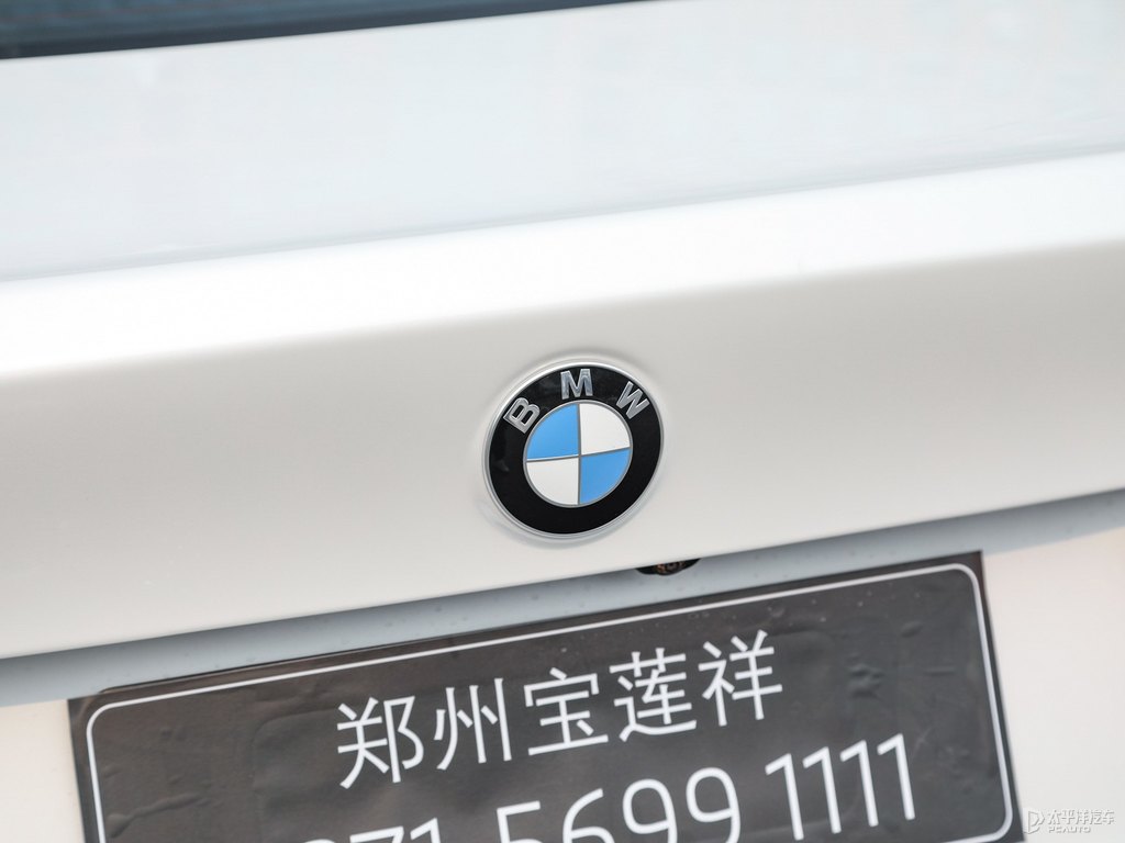 礦石白寶馬1系車(chē)尾外觀圖片