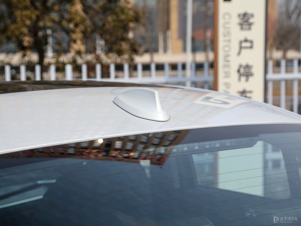 礦石白寶馬1系車身外觀圖片